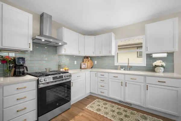 4550 S 47th St, Greenfield, WI 53220