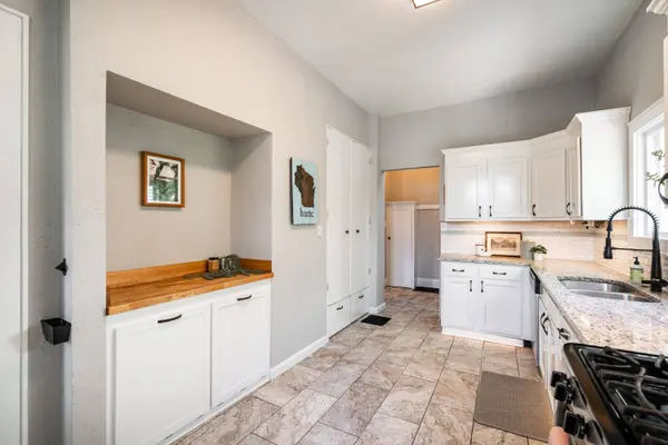 1550 E Irving Pl, Milwaukee, WI 53202