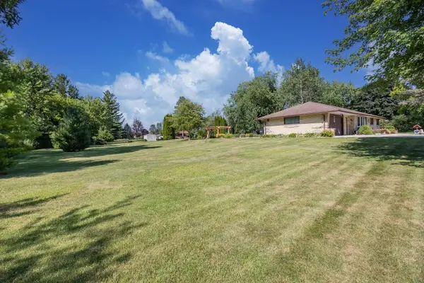 N58W21816 Maclynn Dr, Menomonee Falls, WI 53051
