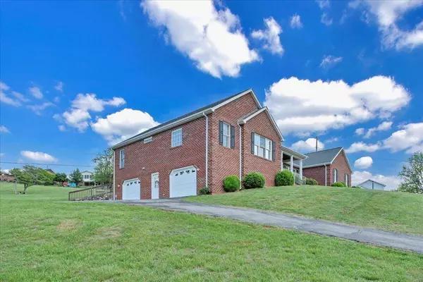 802 Gates LN, Roanoke, VA 24012