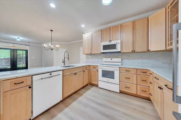 2521 Feather Garden CIR, Vinton, VA 24179