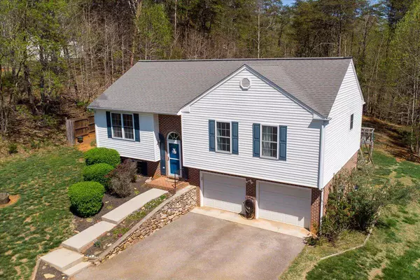 1027 Alison LN, Vinton, VA 24179