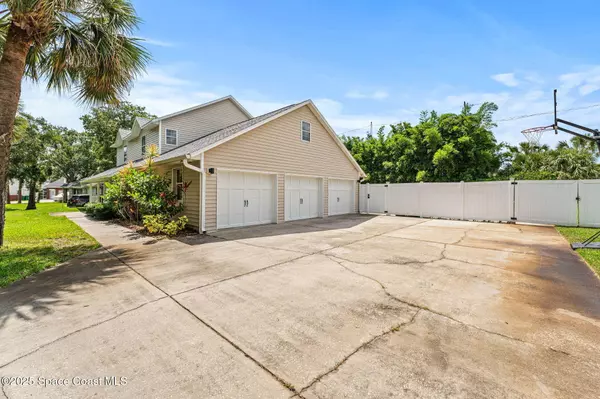 2225 Royal Oaks DR, Rockledge, FL 32955