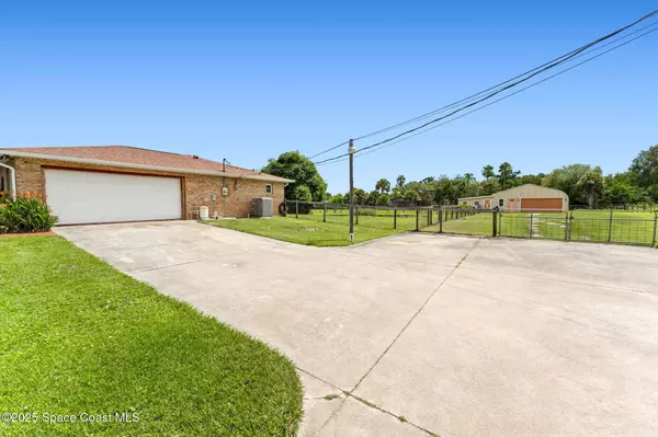 2175 Lacourt LN, Malabar, FL 32950