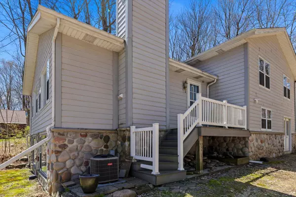 3951 Oak Ave, Polk, WI 53095