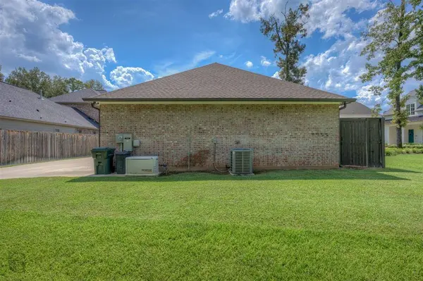 1104 Winterberry Lane, Shreveport, LA 71106