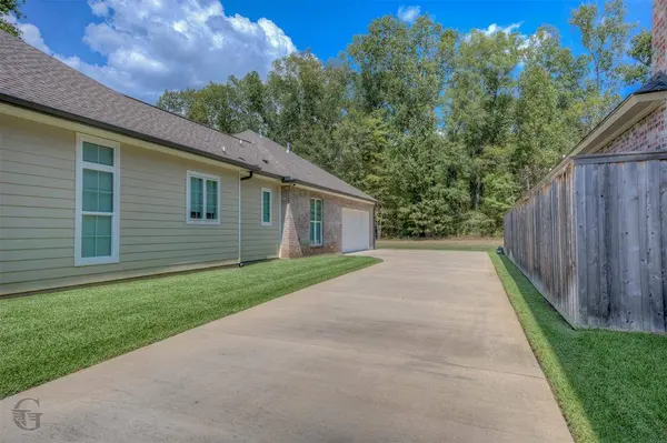 1104 Winterberry Lane, Shreveport, LA 71106