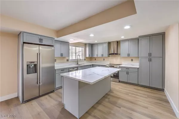 7477 Ullom DR, Las Vegas, NV 89139