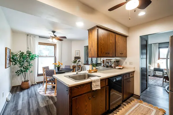 1704 Mohawk Ln, Waukesha, WI 53186