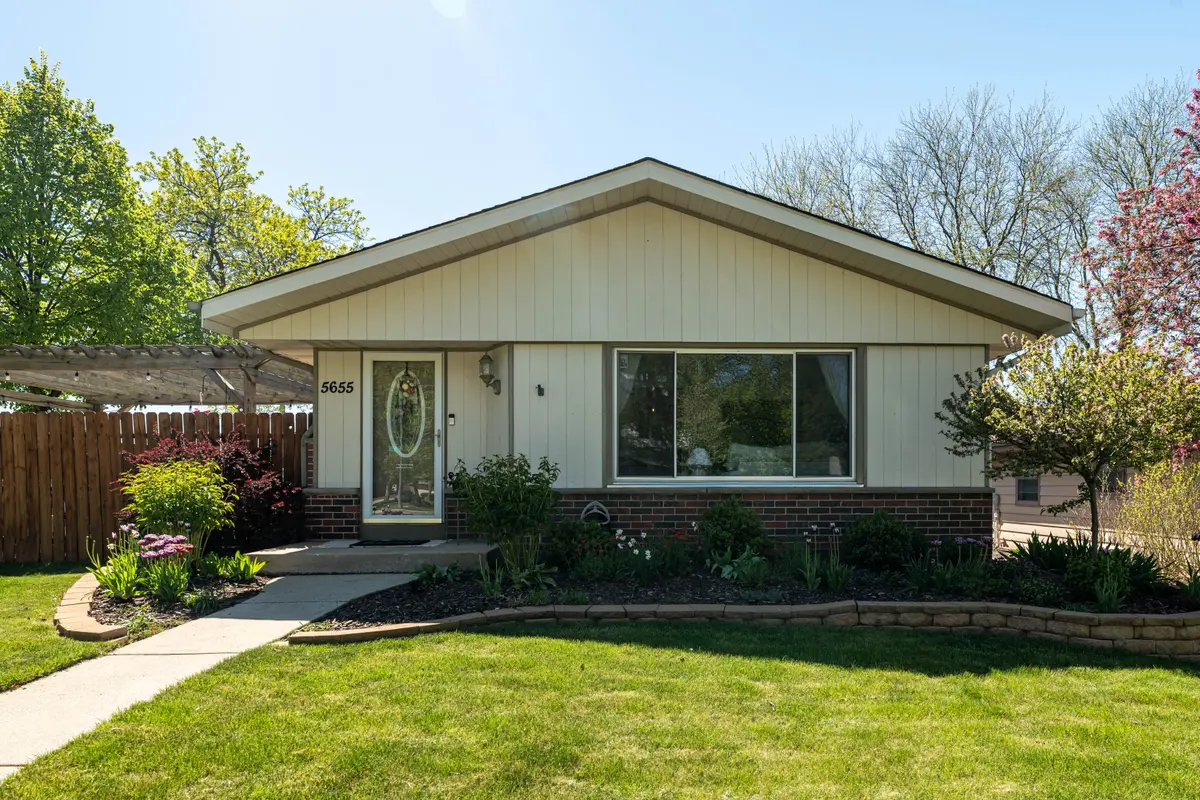 5655 S 25th St, Milwaukee, WI 53221-4219