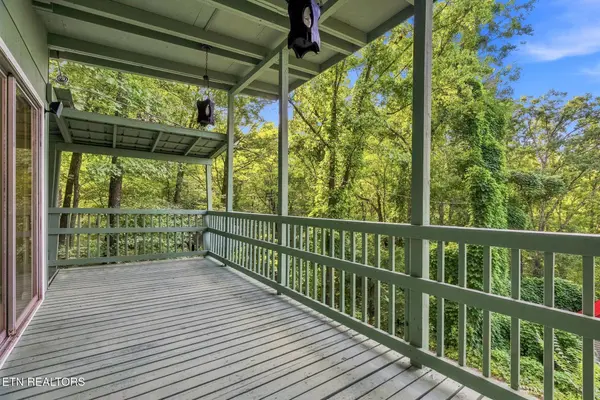 154 White Oak LN, Caryville, TN 37714
