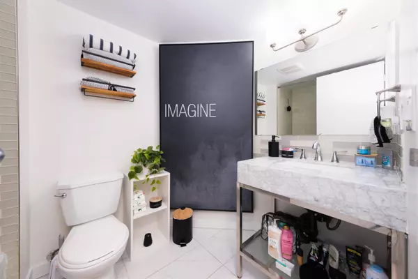 789 Drake ST #801, Vancouver, BC V6Z 2N7