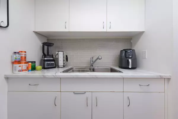 789 Drake ST #801, Vancouver, BC V6Z 2N7