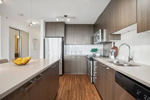 13325 102a AVE #3208, Surrey, BC V3T 0J5