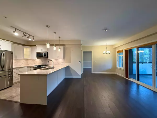 Surrey, BC V4P 0H2,3535 146A St #208