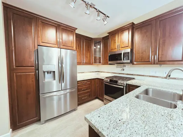 32445 Simon AVE #204, Abbotsford, BC V2T 0G7