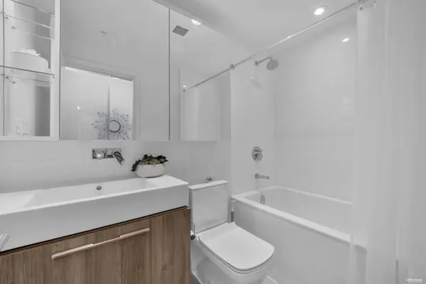 1955 Alpha WAY #5704, Burnaby, BC V5C 0K6
