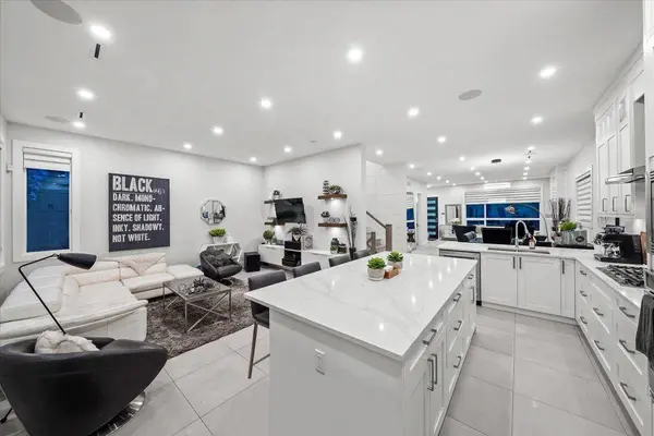 1041 Stewart AVE, Coquitlam, BC V3K 2N8