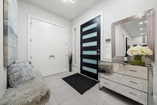 1041 Stewart AVE, Coquitlam, BC V3K 2N8
