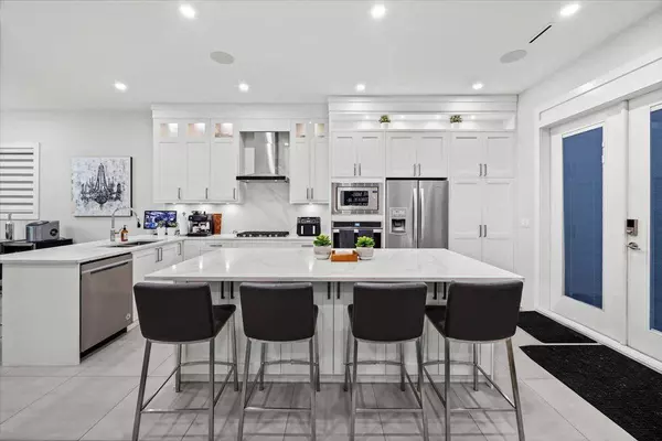 1041 Stewart AVE, Coquitlam, BC V3K 2N8