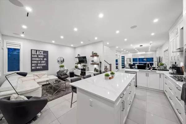 1041 Stewart AVE, Coquitlam, BC V3K 2N8