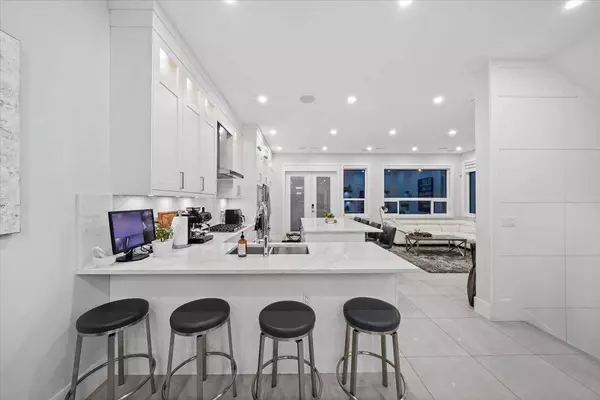 1041 Stewart AVE, Coquitlam, BC V3K 2N8