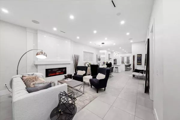 1041 Stewart AVE, Coquitlam, BC V3K 2N8