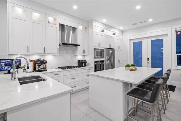 1041 Stewart AVE, Coquitlam, BC V3K 2N8