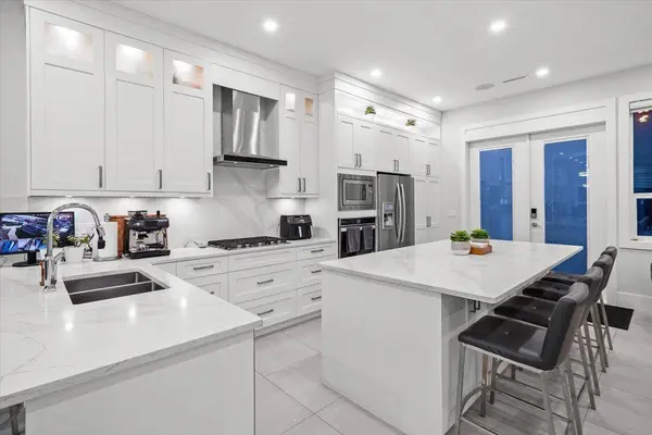 1041 Stewart AVE, Coquitlam, BC V3K 2N8