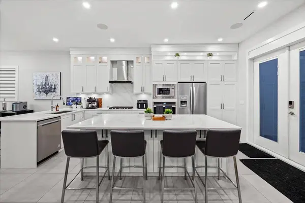 1041 Stewart AVE, Coquitlam, BC V3K 2N8