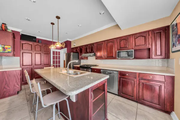 1049 W 33rd AVE, Vancouver, BC V6M 1A1