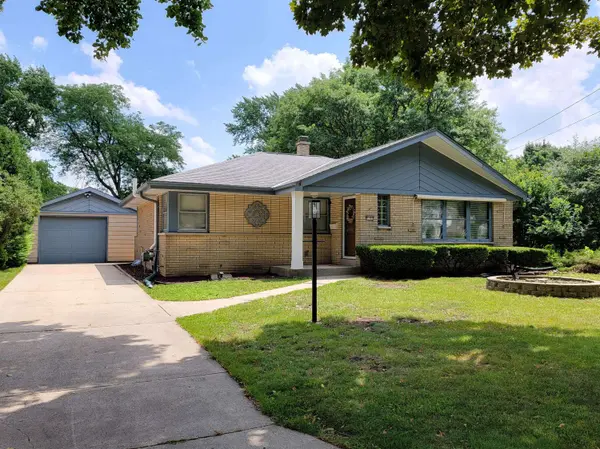 7181 W Wedgewood Dr, Milwaukee, WI 53220