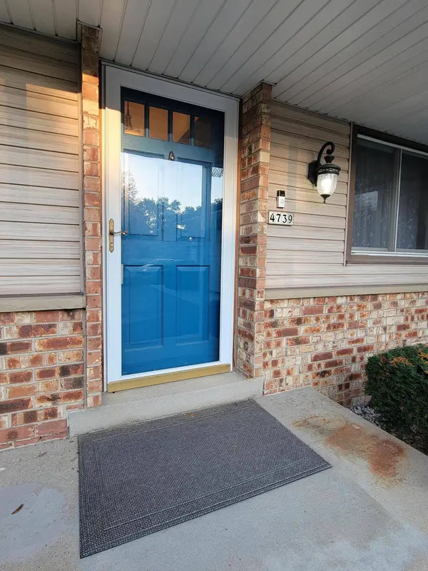 4739 W Edgerton Ave, Greenfield, WI 53220