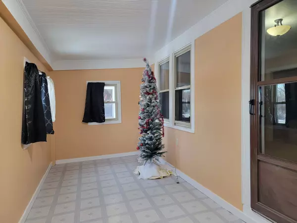 2135 S 74th St, West Allis, WI 53219