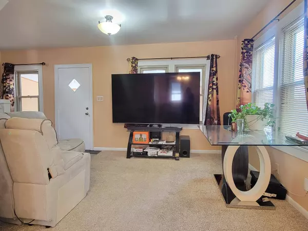 2135 S 74th St, West Allis, WI 53219