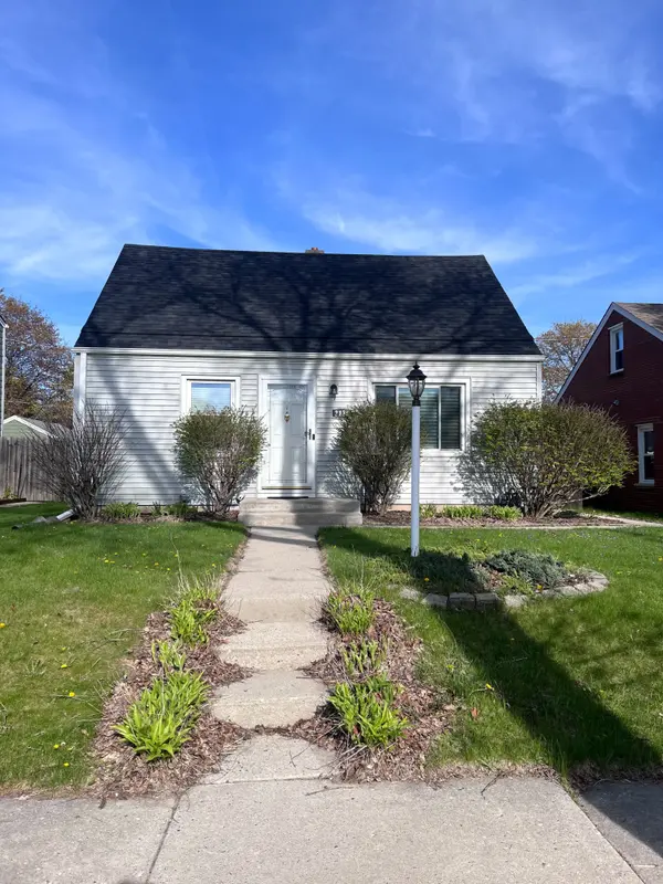 3136 N 79th St, Milwaukee, WI 53222-3931