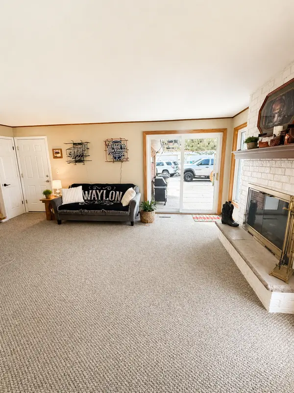 5845 S Oxford Dr, New Berlin, WI 53146-4827