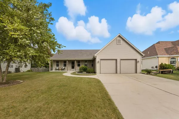 9748 S Rustic Pl, Oak Creek, WI 53154