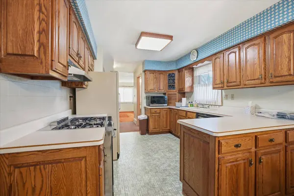 N72W15292 Patio Ct, Menomonee Falls, WI 53051