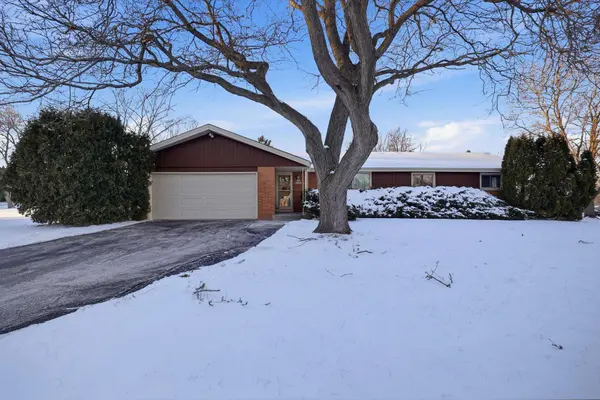 N72W15292 Patio Ct, Menomonee Falls, WI 53051