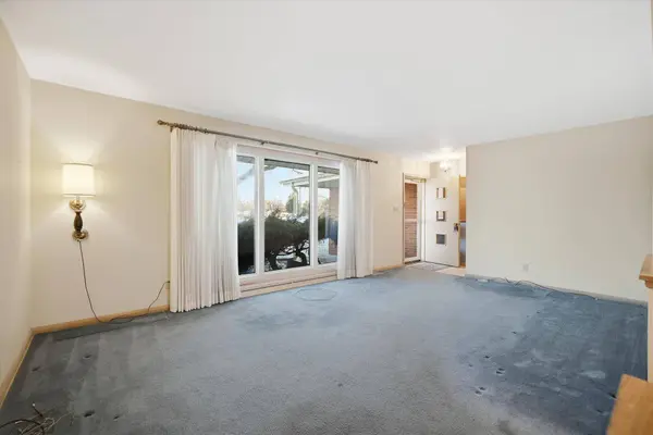 N72W15292 Patio Ct, Menomonee Falls, WI 53051