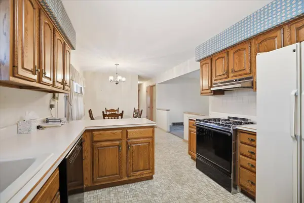 N72W15292 Patio Ct, Menomonee Falls, WI 53051