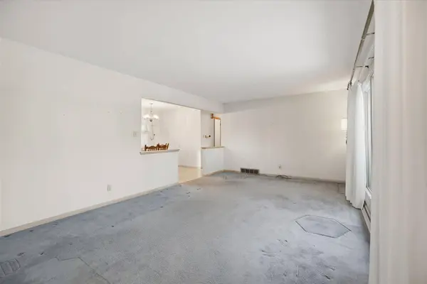 N72W15292 Patio Ct, Menomonee Falls, WI 53051