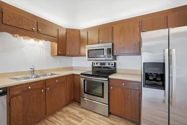 3195 W Mangold Ave Unit D, Greenfield, WI 53221