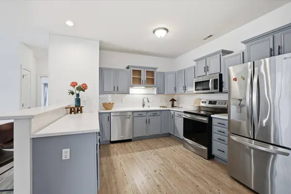 2253 W Vista Bella Dr, Oak Creek, WI 53154