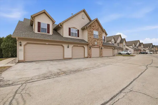 2253 W Vista Bella Dr, Oak Creek, WI 53154