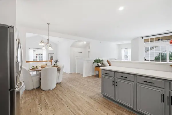 2253 W Vista Bella Dr, Oak Creek, WI 53154