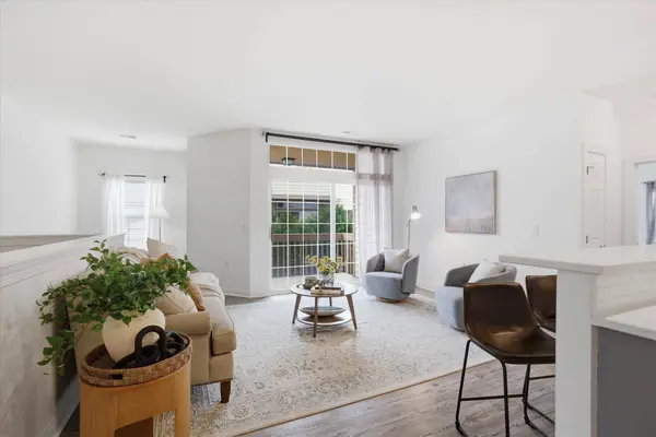 2253 W Vista Bella Dr, Oak Creek, WI 53154