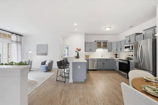 2253 W Vista Bella Dr, Oak Creek, WI 53154