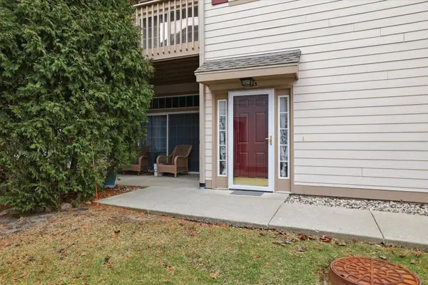 2253 W Vista Bella Dr, Oak Creek, WI 53154